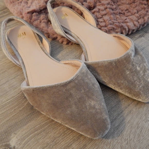 H&M Shoes - H&M / nude-tone crushed velvet flats